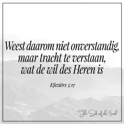 zwart wit afbeelding berg met bijbeltekst efeziers 5:17 weest daarom niet onverstandig maar tracht te verstaan wat de wil des Heren is